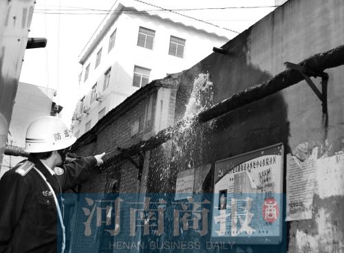 郑州又一暖气管道爆裂事件(图1) 暖气管道爆裂后,水如泉涌